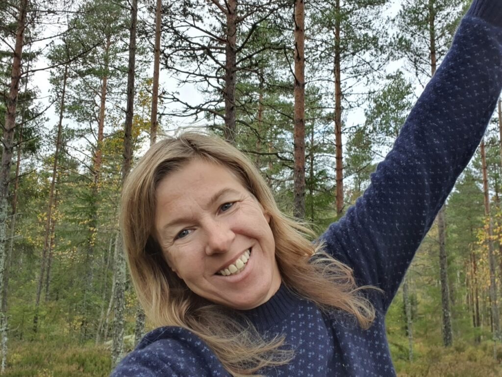 Deelnemer Danielle tijdens solotrekking in Zweden van Northern Pioneers wildernistrekkings hiking