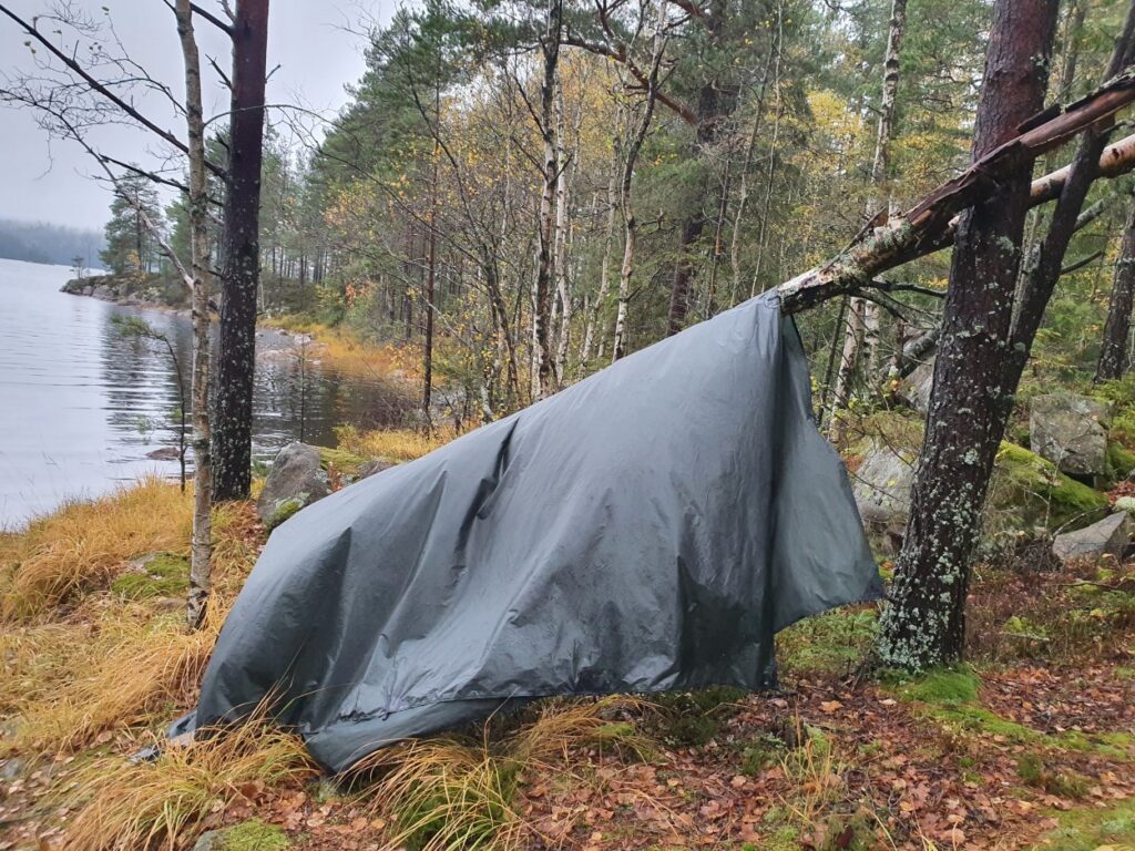 Drogen van de tarp tijdens solotrekking in Zweden