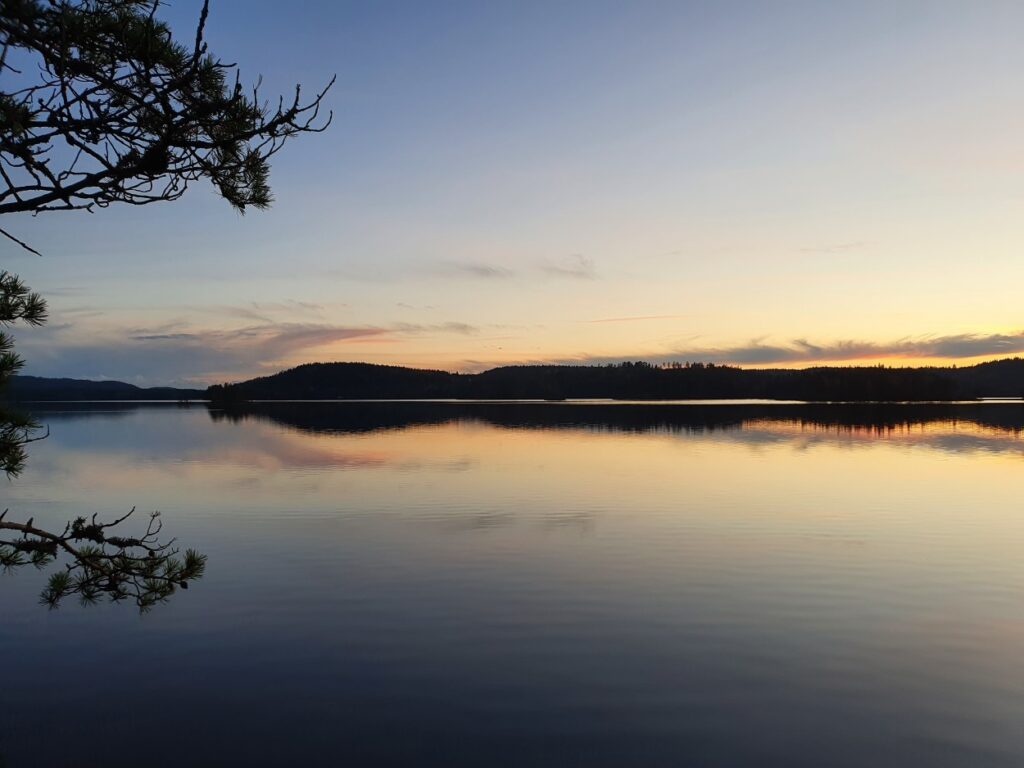 Tijdens de solotrekking in Zweden uitzicht over meer