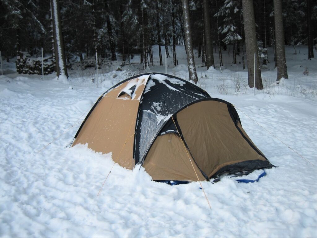 Kamperen met een tent in de sneeuw