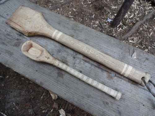 Bestek gesneden uit hout tijdens bushcraftcursus Northern Pioneers.