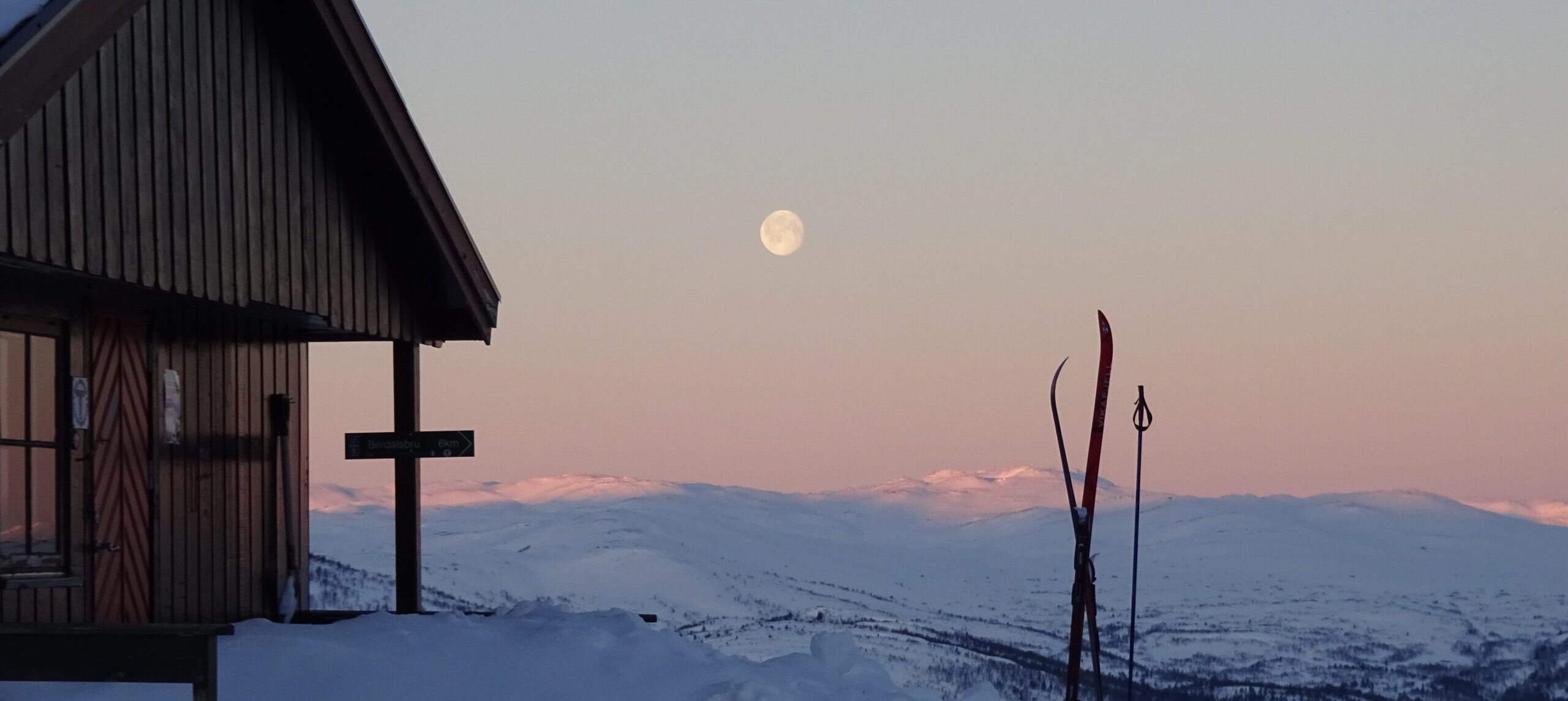 uitzicht berghut op een winteravond in noorwegen