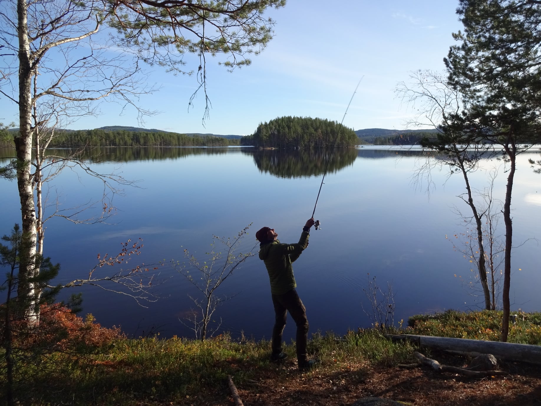 Vissen in een meer in Zweden tijdens bushcraft- en survivalcursus. in Zweden.