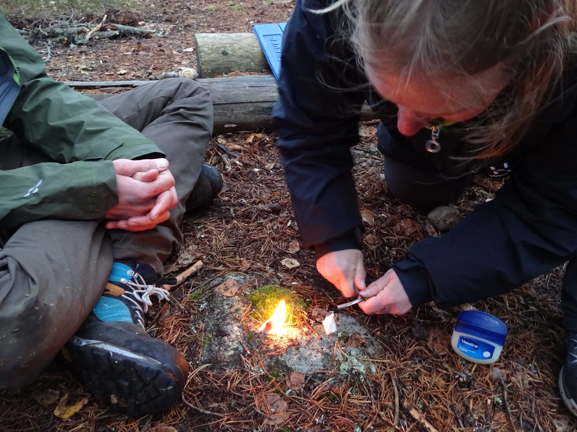 Vuur maken met firestriker tijdens bushcraft en survivalcursus in Zweden.