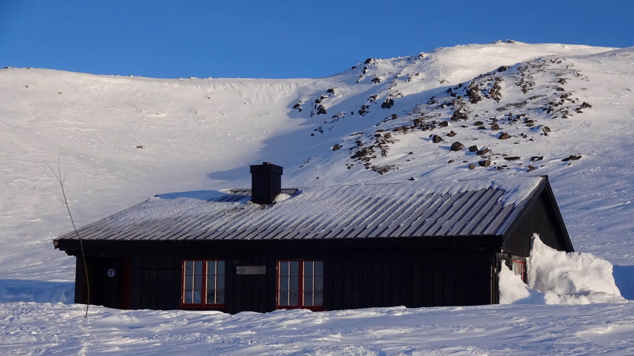 berghut in de winter in noorwegen