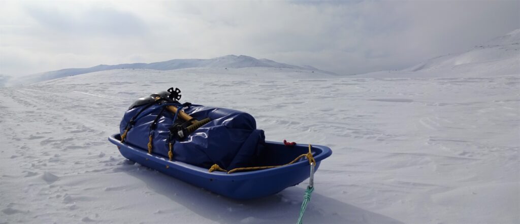 Pulka of expeditieslede met bagage tijdens een wintertrekking in Noorwegen.
