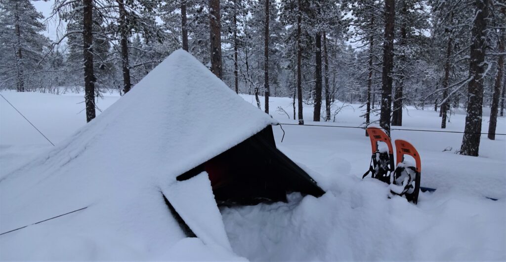 Tarp zo opgezet dat de sneeuw er niet inwaait in Noorwegen tijdens een wintersurvival.