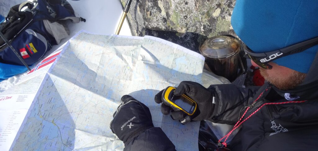 Navigeren met kaart, kompas en gps tijdens een wintersurvivaltraining in Noorwegen.