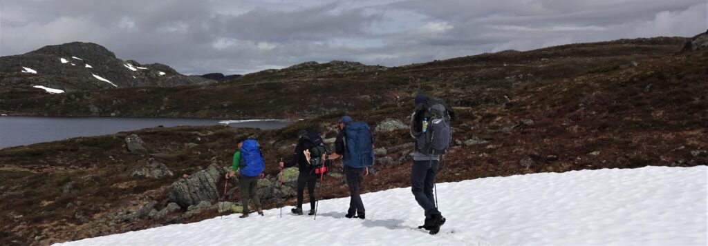 Rugzaktrekking besneeuwde bergen in Noorwegen