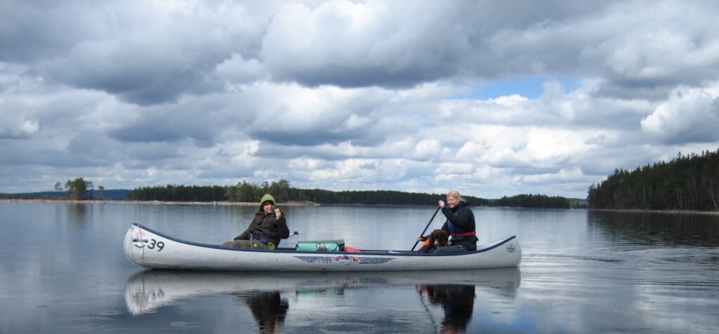 Kanotrekking en kanovaren met het gezin en honden in Zweden.