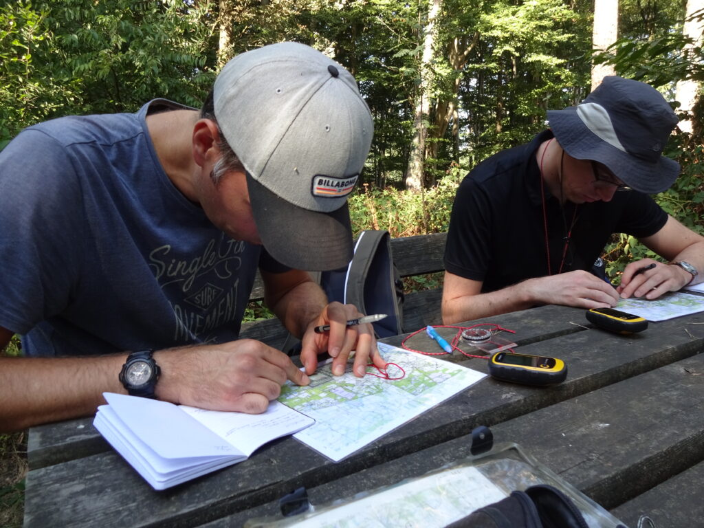 Kompasoefening coördinaat op de kaart intekenen in Twente bij de cursus navigatie