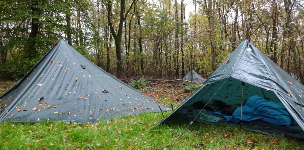 Natuurbeleving bij kamperen met verschillende opstellingen van een tarp