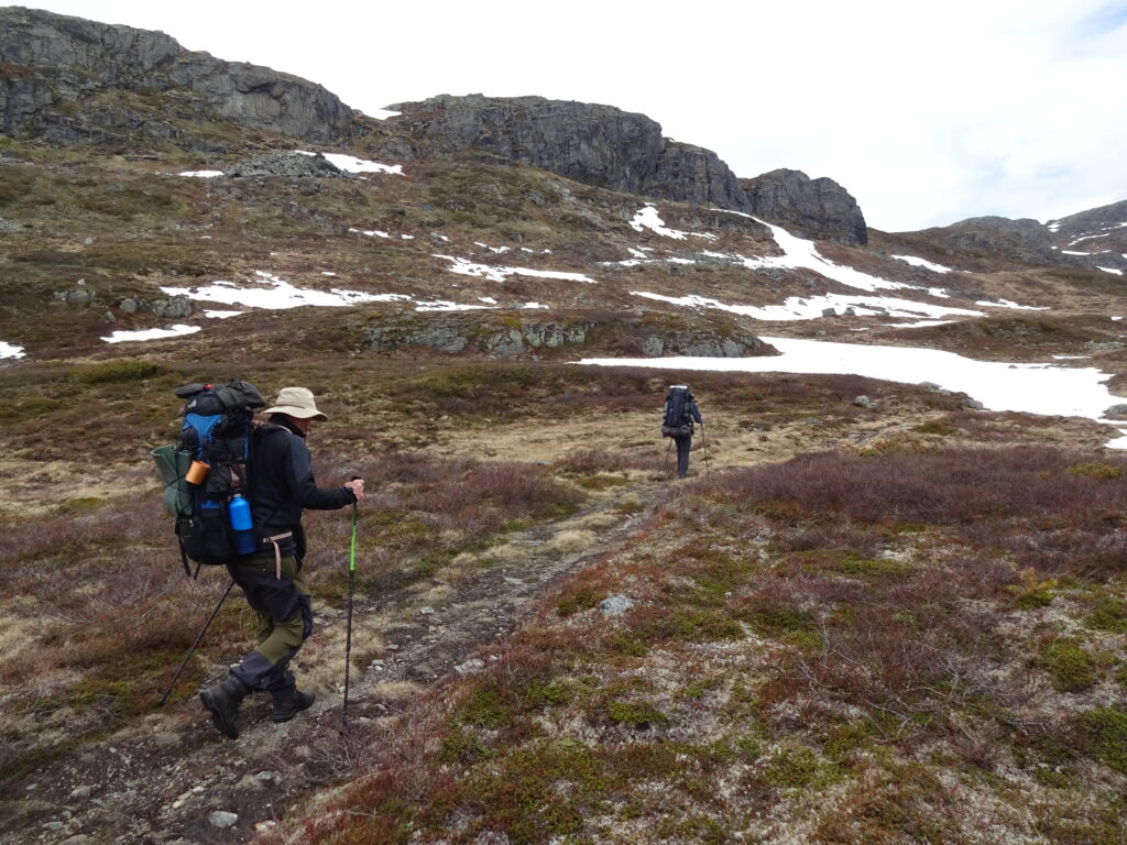 Hiken over een hoogvlakte om te gaan wildkamperen in Noorwegen