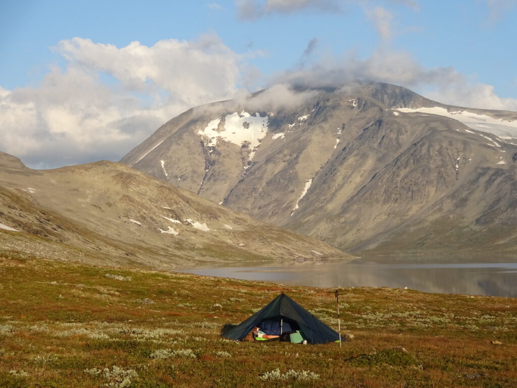 Wildkamperen in een tarp na een dag trekken door Jotunheimen Nationaal Park Noorwegen
