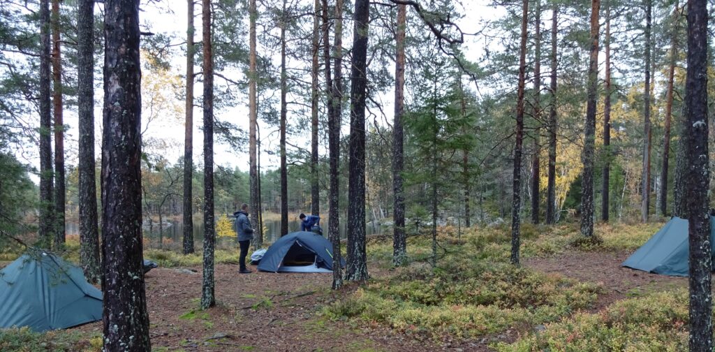 Wildkamperen in ons kamp na een dag hiken tijdens een trekking in Zweden