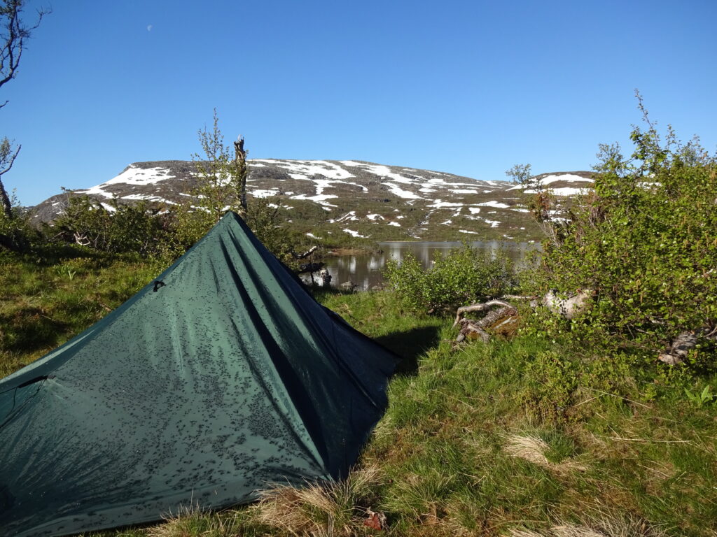 Wildkamperen onder een tarp tijdens een rugzaktrekking in Noorwegen.