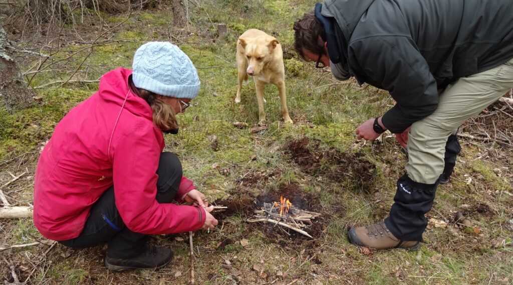 Vuur maken met firestriker in de wildernis tijdens een wildernistrektocht in Zweden met Northern Pioneers