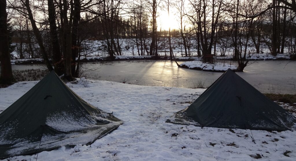 Winterkamperen in de sneeuw en het ging vriezen in een slaapzak op een camping met Northern Pioneers