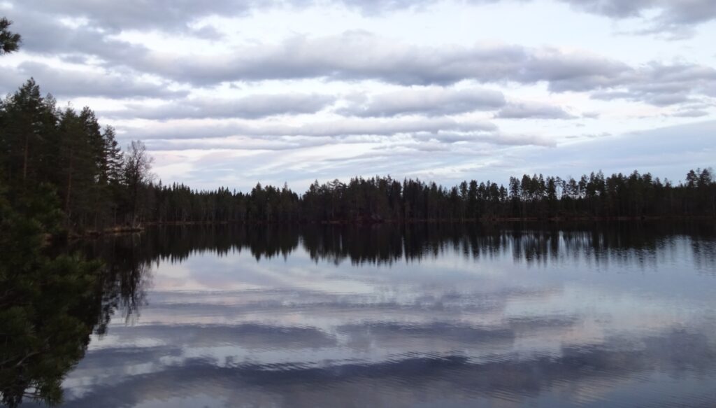 Zonsondergang in Zweden bij een trektocht door Glaskogen met Northern Pioneers