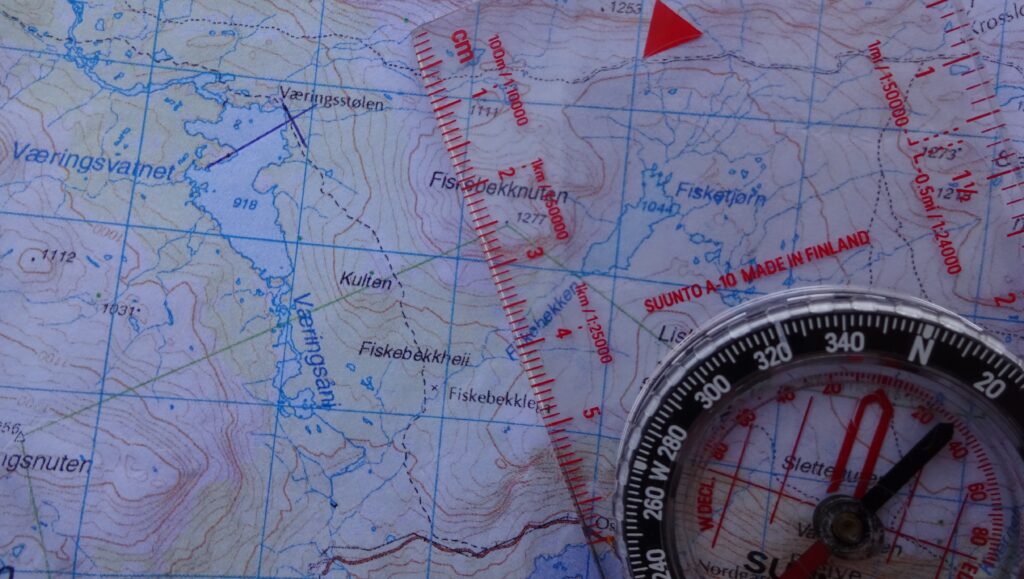Cursus navigeren met kompas in de wildernis voor trekking en hiking