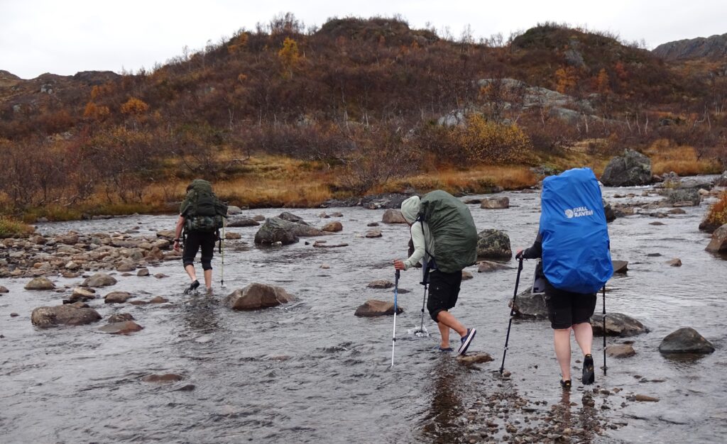 Rivierdoorsteek in Noorwegen bij een cursus over trekking en hiking van Northern Pioneers