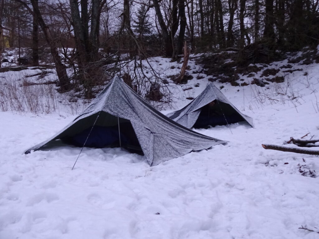 Slapen onder een tarp als het vriest onder nul bij winterkamperen met Northern Pioneers
