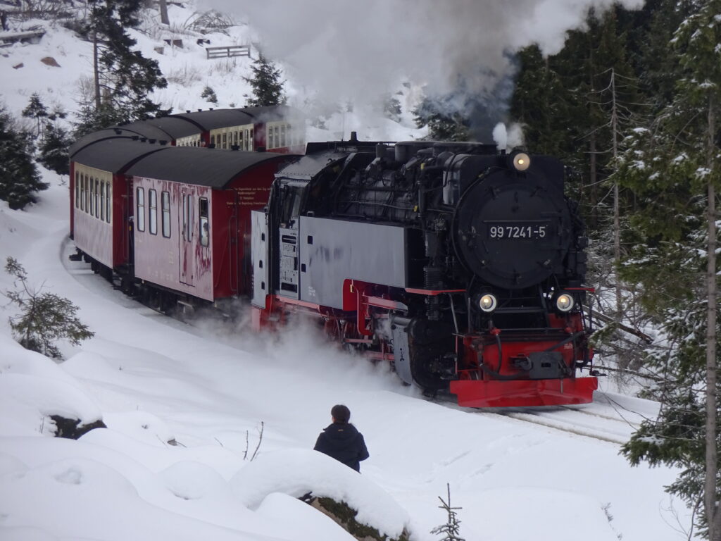 Ouderwetse stoomtrein in de Harz in Duitsland in de winter met Northern Pioneers