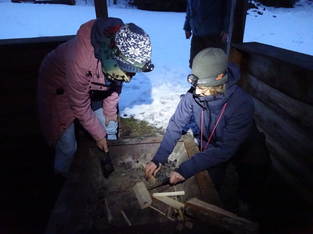 Vuur maken met tondel en houtjes bij wintersurvival met Northern Pioneers