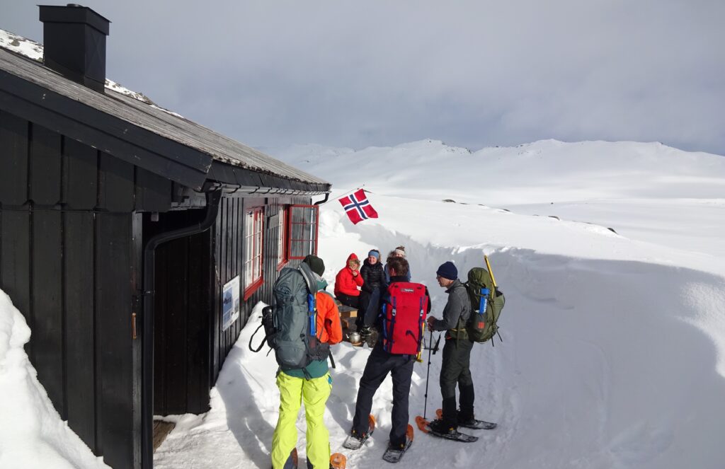 DNT-hutten in de winter in noorwegen voor wandelaars.