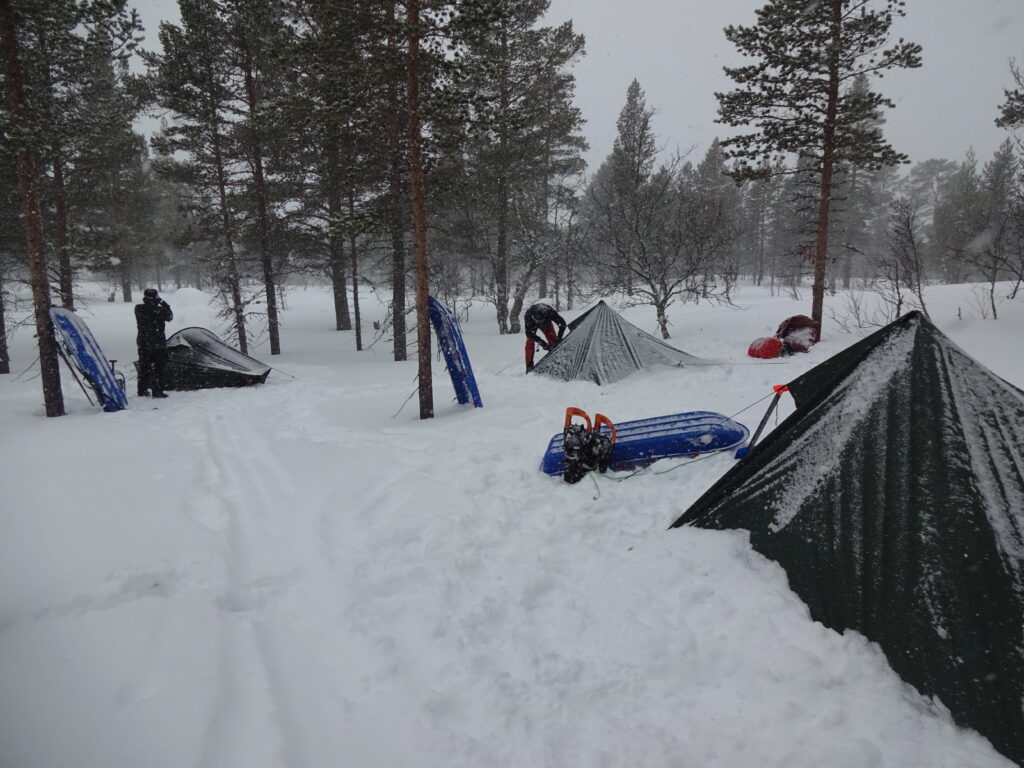 Kamperen in ons winterkamp tijdens een wintertrekking in Noorwegen.