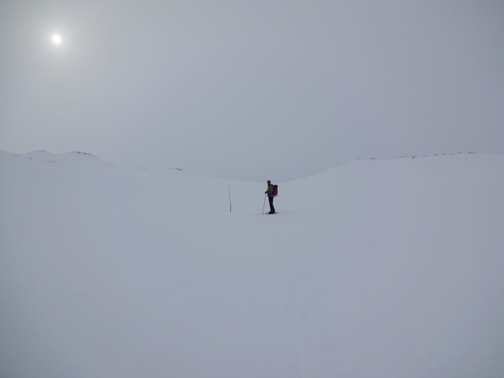 Onthaasten omdat er geen mensen zijn in de bergen in Noorwegen in de winter.