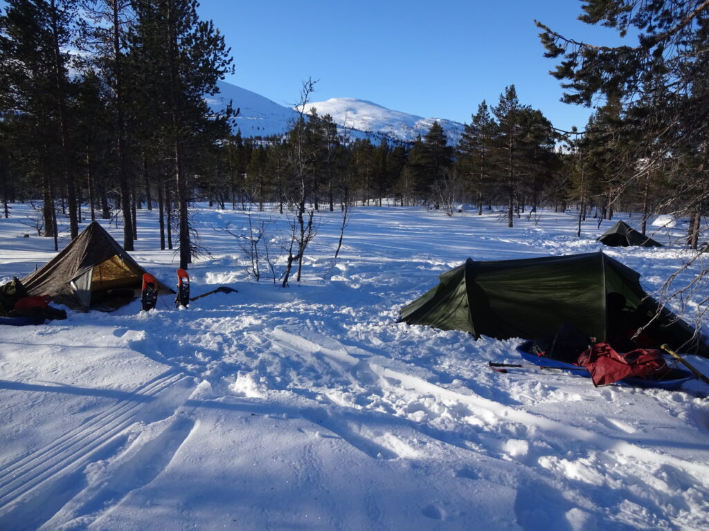 Tentenkamp tijdens een wintersurvival.