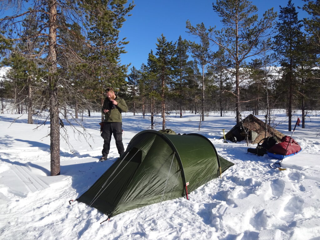 Winterkamperen met een tent en tarp bij een wintersurvival.
