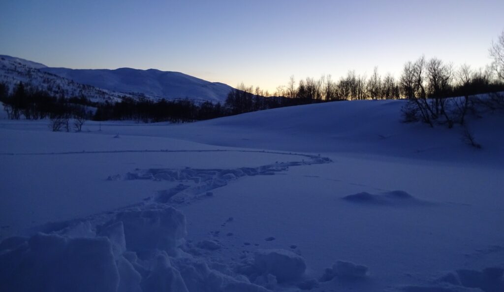 Zonsondergang tijdens de survivaltraining in Noorwegen