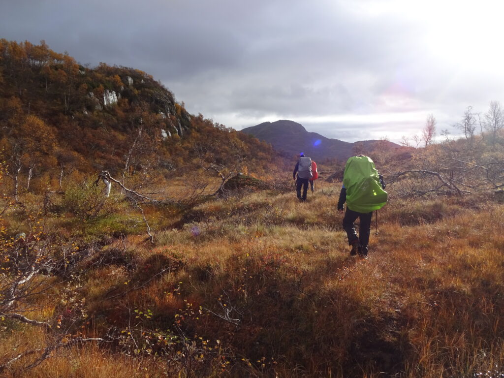Trekking door ruig terrein van de gebaande paden af in Noorwegen