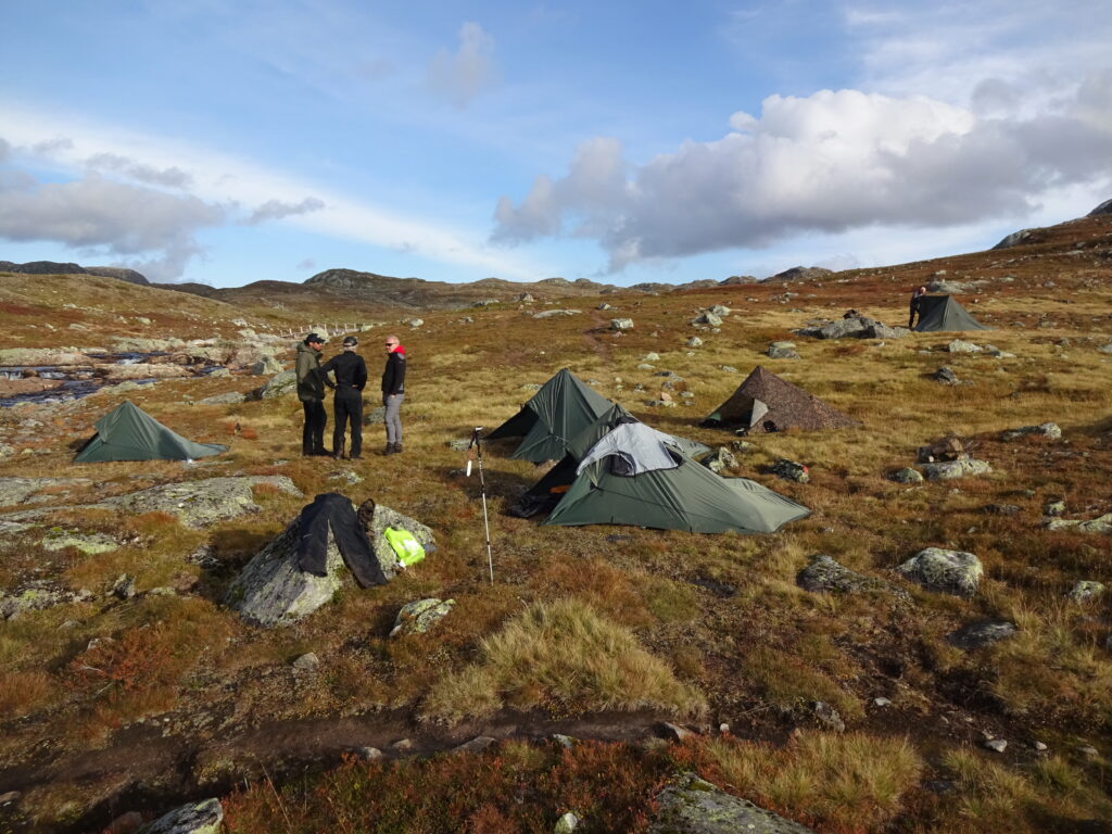 Kamperen met een tarp tijdens een trekking in Noorwegen
