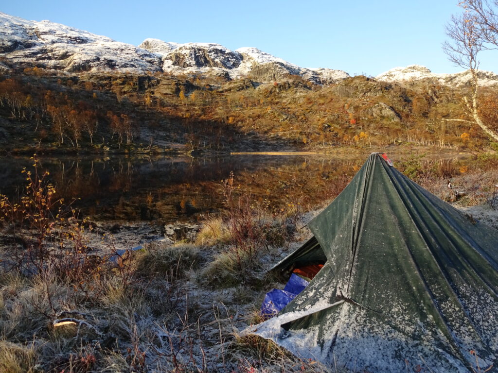 Kamperen met een tarp in het najaar in Noorwegen en wakker worden met sneeuw
