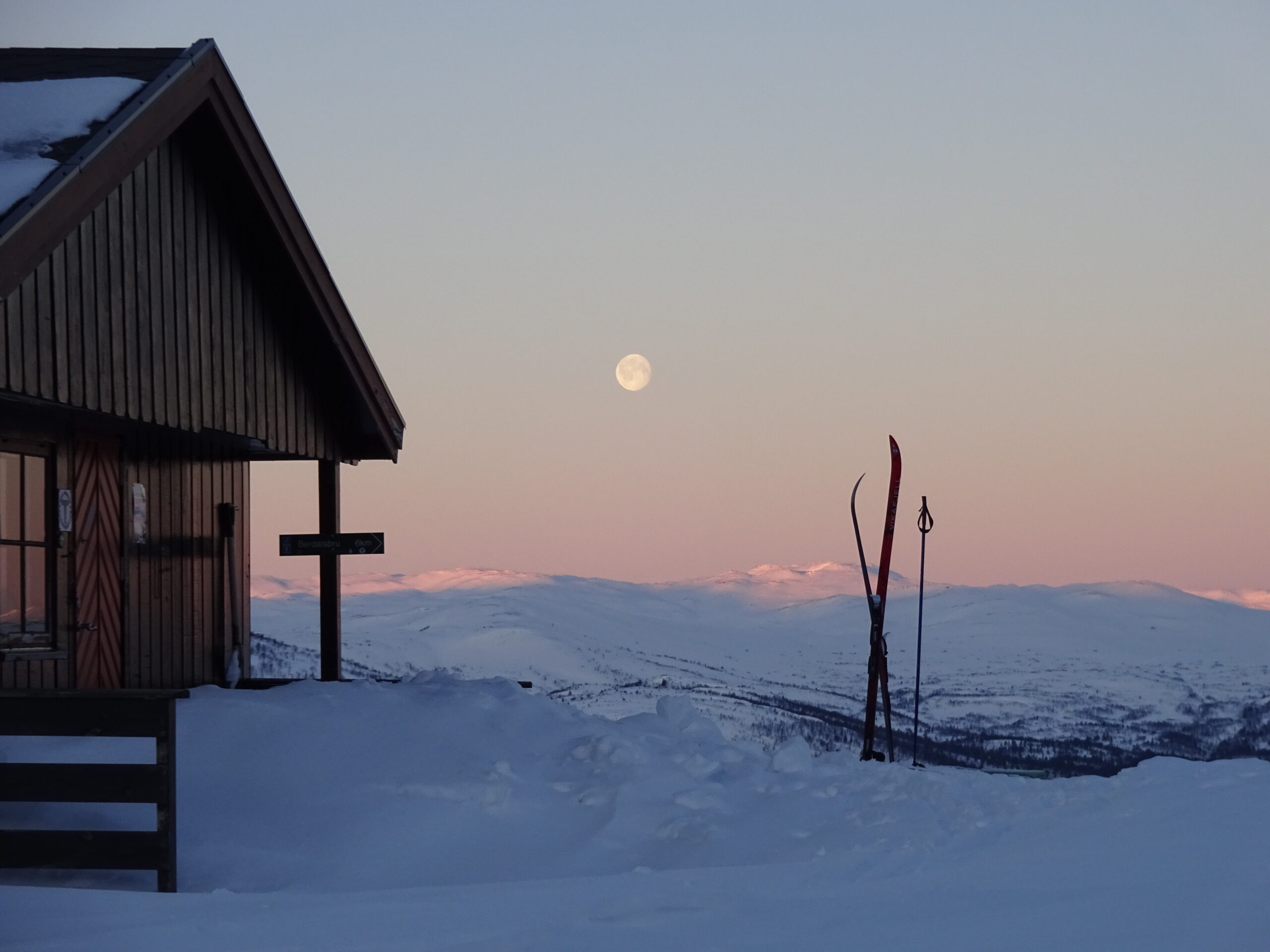 Een berghut van DNT in Noorwegen op een winteravond