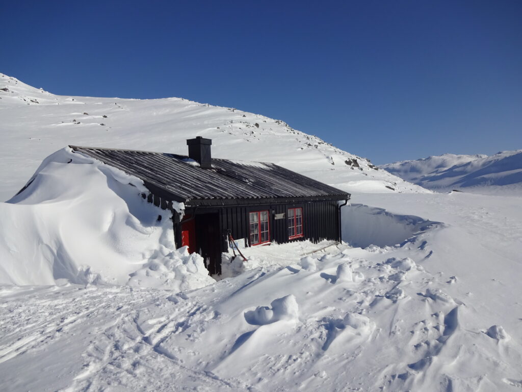 Een ingesneeuwde DNT-hut