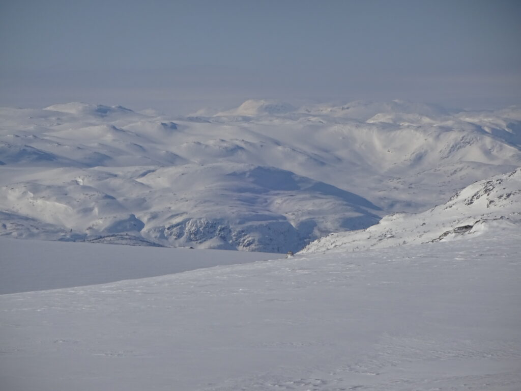 Sneeuwwandelen door arctisch landschap in Noorwegen
