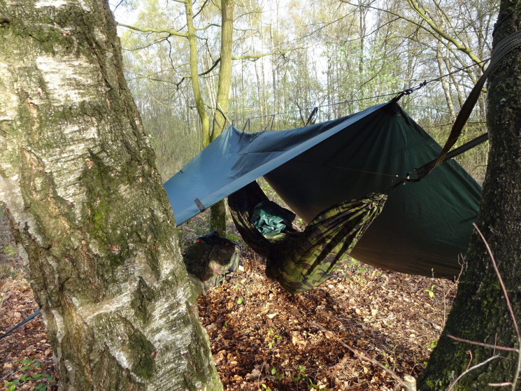 Een hangmat met tarp is ideaal voor bushcraft en survival