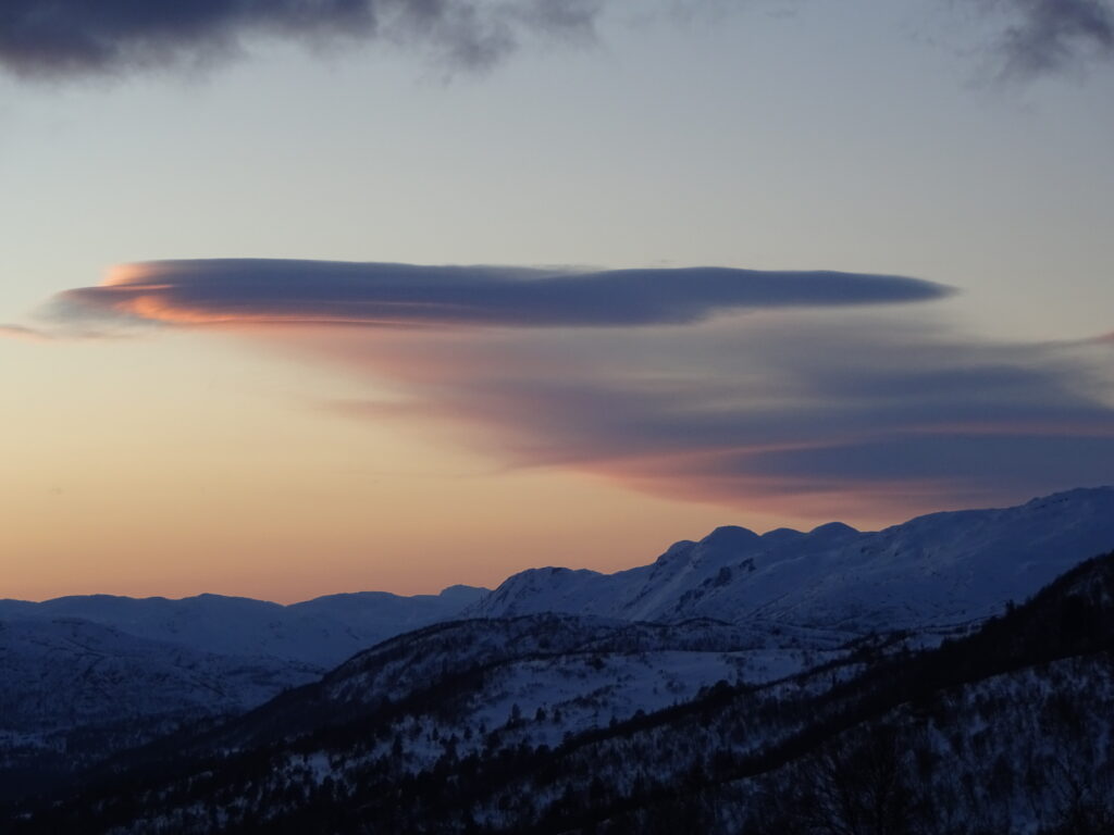 Lenticulariswolken in de winter voor weerkunde in de bergen