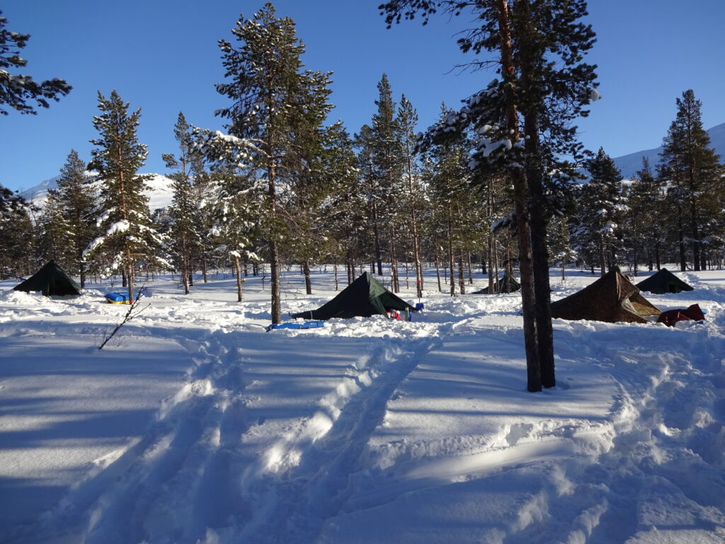 Winterkamperen onder een tarp