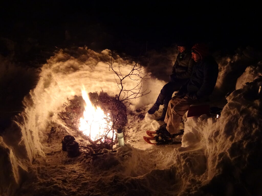 Vuur maken in de winter met fatwood en dood staand hout