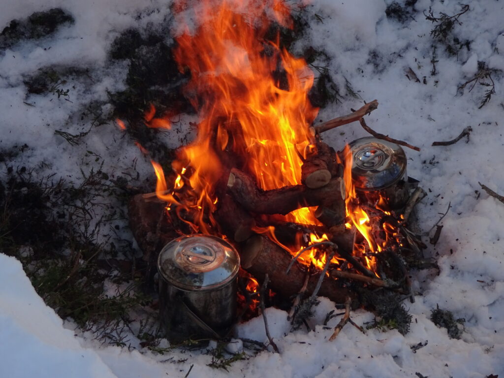 Vuur maken is in de winter nodig voor warmte en mentale ondersteuning