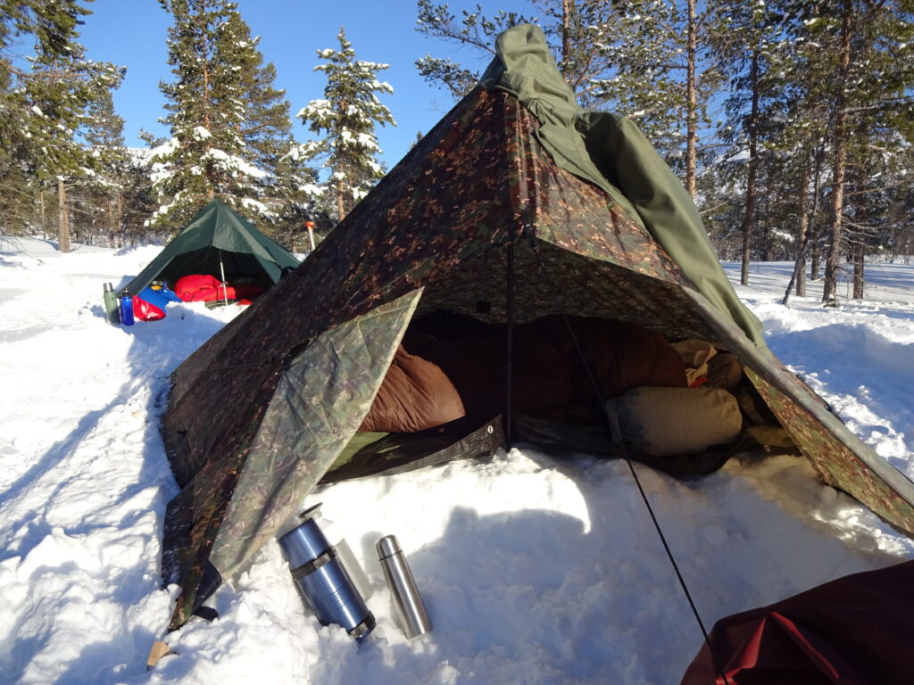 Wildkamperen en winterkamperen met een tarp tijdens de wintersurvival