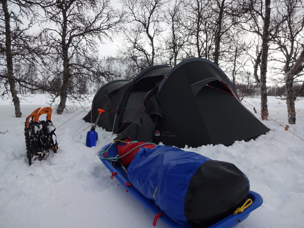 Winterkamperen in een expeditietent tijdens een wintersurvival in Noorwegen