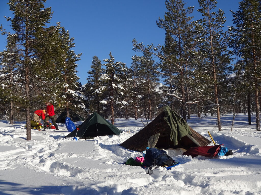 Wintersurvival en koudetraining met winterkamperen in Noorwegen