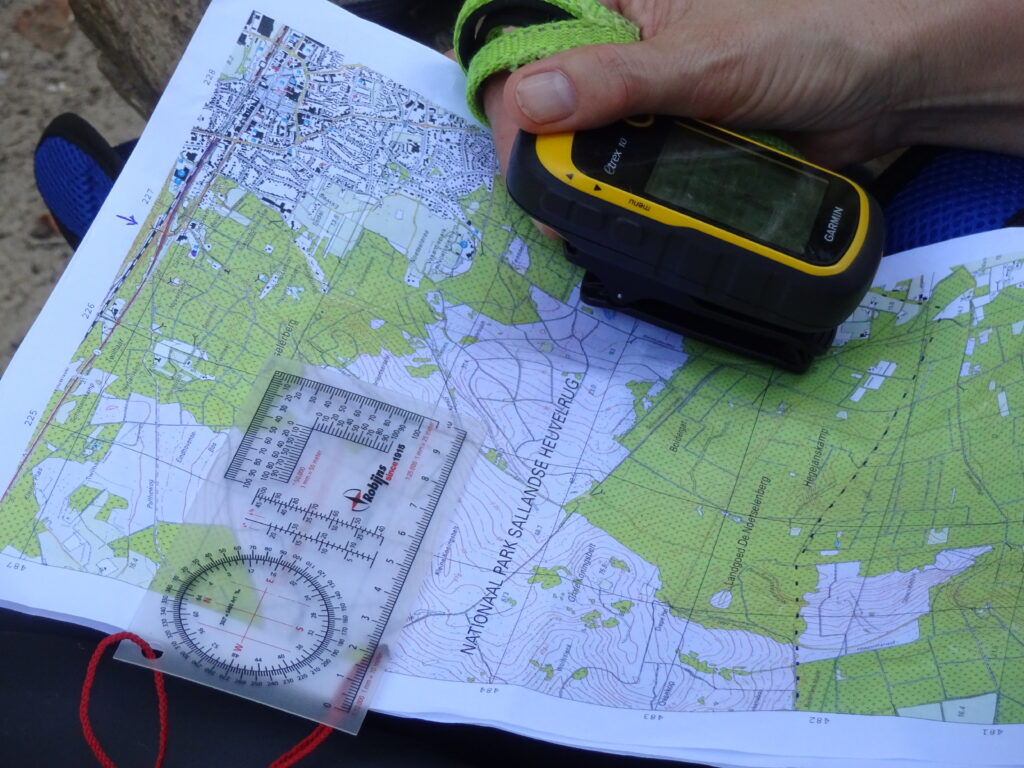 Leren navigeren in een workshop kaart kompas en gps