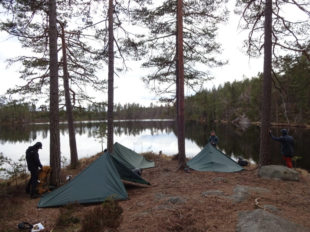 Kamperen onder tarps tijdens de rugzaktrektocht met Northern Pioneers Trekkingschool